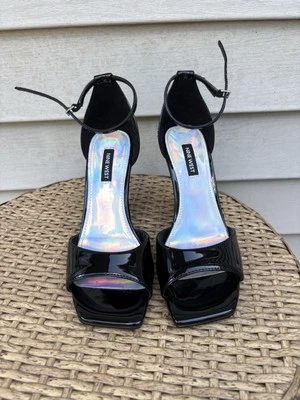 Sandalia de cuña Nine West negra de charol con punta abierta cuadrada para mujer. Talla 8,5 Foto 1 de 4