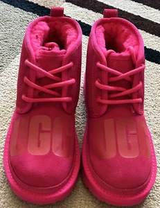 BOTAS UGG NEUMEL II SCATTER GRÁFICAS CHUKKA GAMUZA ROSA NIÑAS TALLA 3 NUEVAS - Imagen 1 de 10