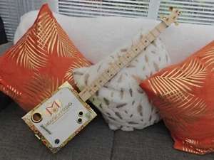 3 SAITIGE HAUSGEMACHTE AKUSTISCHE/ELEKTRISCHE ZIGARRENKISTE-GITARRE MIT BUND - Bild 1 von 9