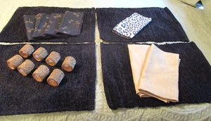 Ajustes de mesa ~ Colocaciones negras ~ Servilletas de tela ~ Anillos de servilleta ~ Usados ~ Mediados de 2000 - Imagen 1 de 16