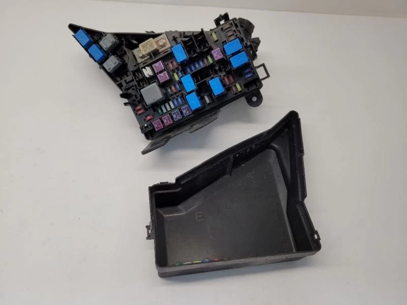 2010-2014 SUBARU LEGACY FUSE BOX ENGINE COMPARTMENT 82290AJ00A        - Image 1 of 4