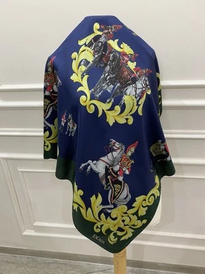 S51#Escada Bufanda de Seda - Estampado de Caballo y Jinete Ecuestre - Azul Marino y Verde Foto 1 de 4