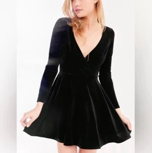 Kimchi Blue Iris Black Velvet V-Neck Long Sleeve Fit & Flare Mini Dress Size L - Picture 1 of 8