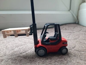 Carrello elevatore Siku Linde 1:50 con pallet - Foto 1 di 3