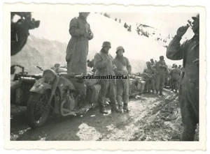 Orig. Foto Heer Kradmelder mit BMW Motorrad Mantel im Gebirge - Bild 1 von 1