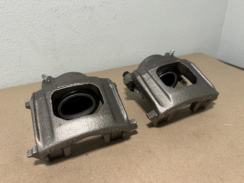 Пара передних суппортов дискового тормоза Centric для Jeep CJ7 1982-1986 годов выпуска (комплект 25814) - Изображение 1 из 4