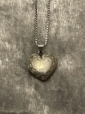 Small silver heart shaped locket with silver chain - Image 1 of 3