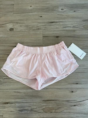 Pantalones Cortos Lululemon Hotty Hot tiro bajo 2.5” Talla 12 Fresa Milkshake STMI NUEVOS CON ETIQUETAS Foto 1 de 4