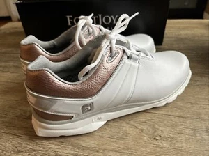 FootJoy Pro SL 98140 Golfschuhe ohne Spikes weiß/roségold Damengröße 8,5 M neu im Karton! - Bild 1 von 10