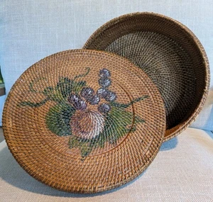 Vintage Woven Wicker Round Sewing Basket with Painted Lid 11.5" Diameter - Foto 1 di 14