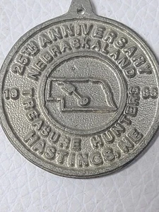 Medallón Cazadores de Tesoros de Nebraskalandia 25 aniversario 1973-1998 1,25" difícil de encontrar - Imagen 1 de 6