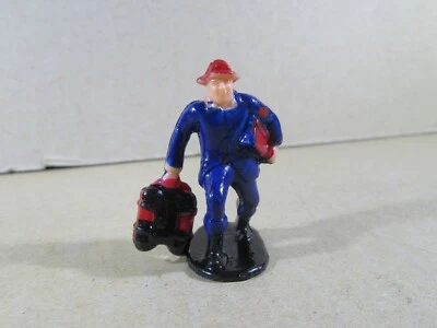 400T Vintage Jouet Pompiers USA Figurine en Plastique sur Socle H 4.2 cm - Photo 1/4