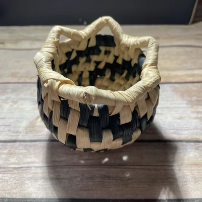 Muñeca American Girl Kaya's Foods Trading Feast & Tule Mat cesta tejida con cáscara de maíz Foto 1 de 4