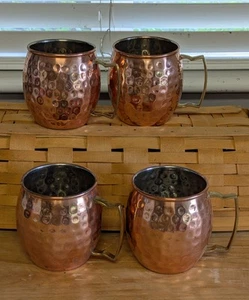 Juego de 4 tazas de mula de Moscú artesanales de cobre martillado con asas de latón usadas en excelente estado - Imagen 1 de 4