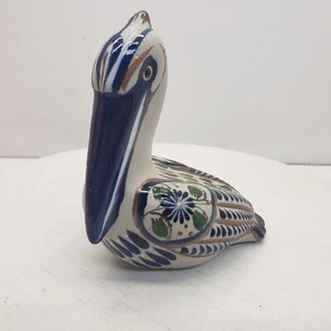 Estatuilla de pelícano de cerámica de gres hecha a mano con acentos azul cobalto México - Imagen 1 de 6