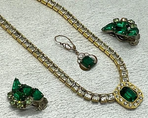 Vintage Schmuck Konvolut smaragdgrüne Halskette, Ohrclips & einzelne Ohrringe - Bild 1 von 9