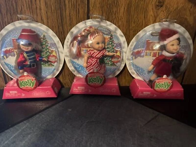 Adorno de Navidad Felices Fiestas Muñeca Barbie Kelly Club NRFB CONJUNTO DE 3 Foto 1 de 2
