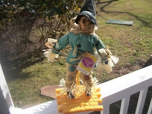 WIZARD OF OZ SCARECROW FIGURINE ON YELLOW BRICK ROAD STAND - Foto 1 di 2