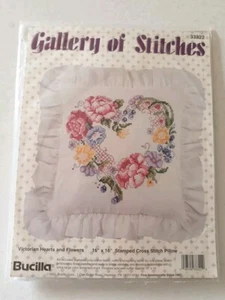 Bucilla viktorianische Herzen und Blumen gestempelt Kreuzstich Kit Kissen 16 x 16" - Bild 1 von 4