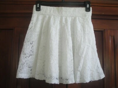 Hollister Juniors Ivory Lace Lined Skirt Size: Small - Image 1 of 4