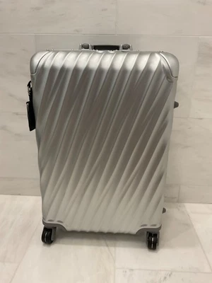 NUEVO Estuche de Embalaje Tumi 19 Grados ALUMINIO 26.0” VIAJE CORTO 4 Ruedas - PLATEADO - B Foto 1 de 4