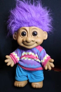 "Muñeca Troll Russ Gigante Vintage 17"" Traje Retro, Pelo Púrpura" - Imagen 1 de 4