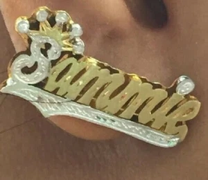 PERSONALISIERTE 14K GP DOPPELNAMENSSCHILD OHRSTECKER MIT KRONE, BELIEBIGER NAMEN - Bild 1 von 1