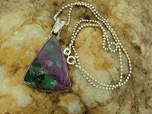 Rubí con borde de plata de ley en colgante triangular de zoisita en una cadena de bolas 925 - Imagen 1 de 18