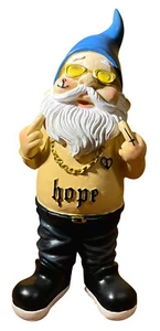 Gartenzwerg Rocker mit Tattoo Stinkefinger Mittelfinger Dekofigur Anker SEWAS - Bild 1 von 5