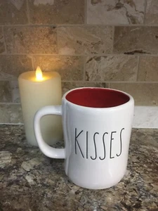 Rae Dunn HUGS AND KISSES KISS Valentinstag rot Tasse Kaffee doppelseitig selten - Bild 1 von 12