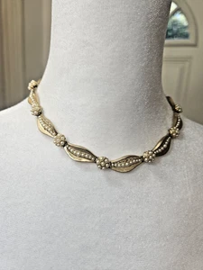 Set orecchini collana Trifari vintage tono oro perle finte corona trifari clip on - Foto 1 di 9
