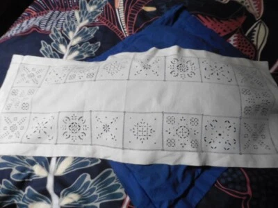 ANCIEN CENTRE DE TABLE NAPPERON PUR LIN ECRU BRODERIES MAINS 41 X 102 CM - Photo 1/4