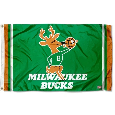Bandera clásica retro de madera dura de Milwaukee Bucks Foto 1 de 4