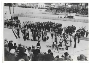 FOTOGRAFIE SPORT ERÖFFNUNGSZEREMONIE OLYMPISCHE SPIELE LAKE PLACID WINTER 1932 - Bild 1 von 2