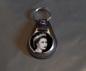 Llavero con respaldo de cuero sintético de Her Majesty Queen Elizabeth II - regalo ideal - Imagen 1 de 2