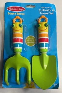 Melissa and Doug Sunny Patch Giddy Buggy Cultivador and Trowel Set, Edades 3 + - Imagen 1 de 3