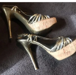 👠😎💛💛BCBG Metallic Riemchen 5 Absätze 1 1/2 Plateau Schuhe Größe 6 - Bild 1 von 9