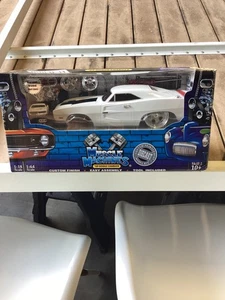 Muscle Machines Build It 1969 Caricabatteria Dodge Bianco, Striscia Rossa Nuovo con scatola 1:18,1:64 - Foto 1 di 7
