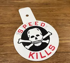 SPEED KILLS KENNZEICHEN TOPPER Flaggen Schädel Kreuzknochen Metall - Bild 1 von 5