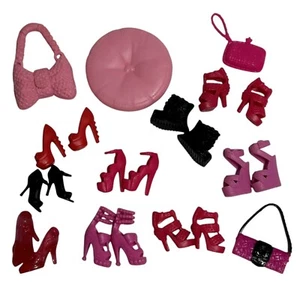 Barbie Accesorio Lote de 13 Zapatos Tacones Bolsas Etc Mayormente Rosa - Imagen 1 de 5