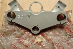 Aprilia Piastra sterzo superiore AF1/Futura/Europa 50 cod.8203439 - Foto 1 di 2