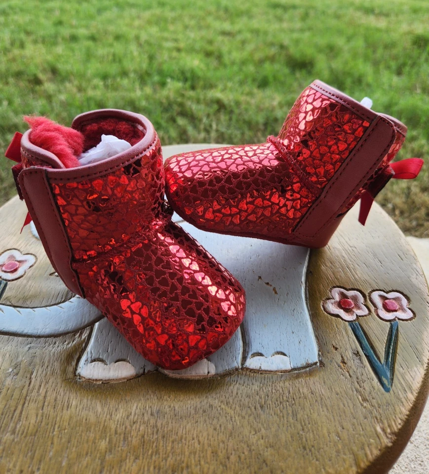 Arco Ugg Bailey "Corazones Metálicos Rojos" Niñas TOTALMENTE NUEVO Niño 0/1C Foto 1 de 4