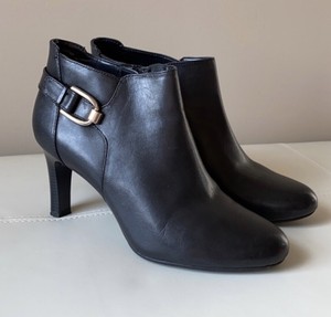 bandolino baruffi platform ankle booties