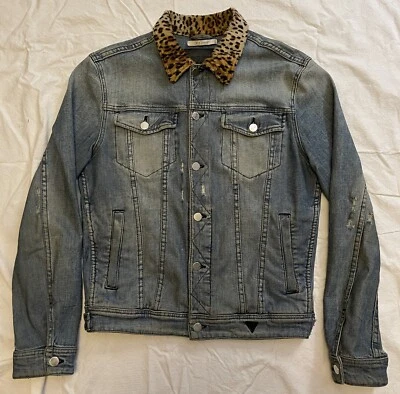 Jaqueta jeans vintage GUESS REX com estampa de leopardo desgastado, pequena, muito legal, rara, ESTADO PERFEITO - Imagem 1 de 4