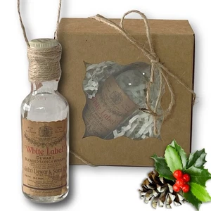 Adorno de botella de vidrio vintage artesanal de whisky escocés etiqueta blanca Dewar's - Imagen 1 de 7
