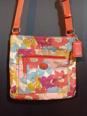 Bolsa de viaje Coach Signature de nailon para escapada F30021 estampado floral multicolor Foto 1 de 4