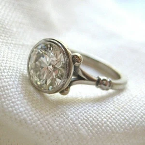 Anillo de compromiso solitario de moissanita blanca de 2 quilates en anillo d... - Imagen 1 de 3