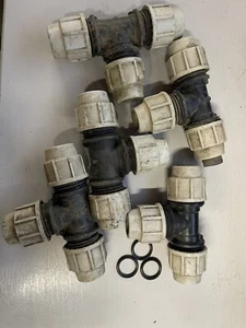 Pack of 5 Used Plasson mdpe pipe fittings 25mm equal T with new O rings - Picture 1 of 2