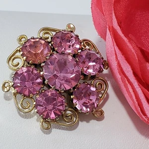 Vintage Brooch Pin Gold Tone Cluster Pink Crystals Tiered Filigree Prong - Picture 1 of 4