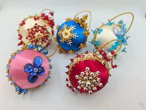 5er Set Schmuck Perlen Stecknadel Weihnachtskugel Ornament Vintage LESEN - Bild 1 von 9
